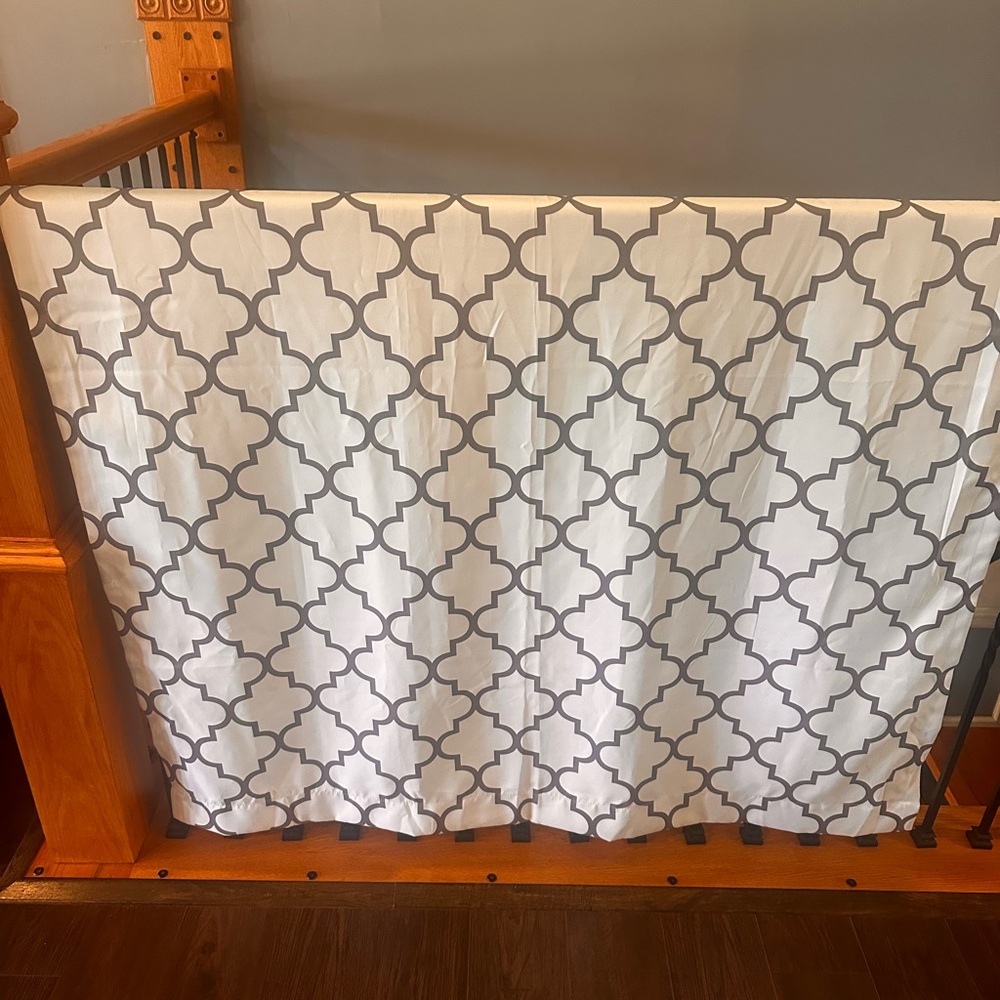Home Linen Collections Gray and White Patterned Curtain set